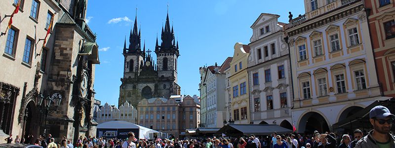 Gamla stan i Prag med klockspelet, torn och stadsmyller.